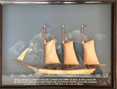 Auktion 369<br>Wandvitrine mit Halbmodell eines Frachtseglers von 1874, spanisch beschriftet, 38x50 cm [1]