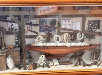 Auktion 369<br>Wandvitrine mit Einrichtung eines Bootsschuppens, 35x53 cm, T-ca. 10 cm [1]