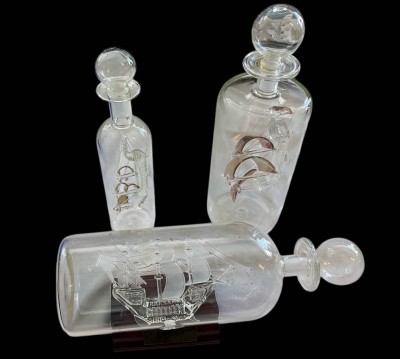 Auktion 369<br>3x Glas-Buddelschiffe, 1x Mayflower mit Ständer, orig. Karton, L-max. 24 cm [1]