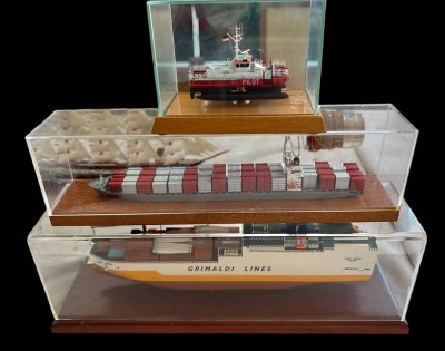 Auktion 369<br>3x Schiffsmodelle in Glaskästen, Metall, Conrad-Modellbau, grösste H-10 cm, L-28 cm-Grimaldi Autotransporter, 1x Lotsen-Pilot, 1x Hansa Containerschiff [1]