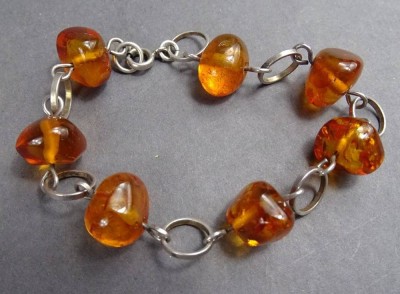 Auktion 369<br>Armband, wohl Silber mit 7 Bernsteinen, L-19 cm, 8,16 gr. [1]