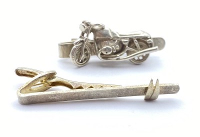 Auktion 369<br>zwei Krawatten-Klammern in Silber, zus. 22,8g. , 1x mit Motorrad [1]