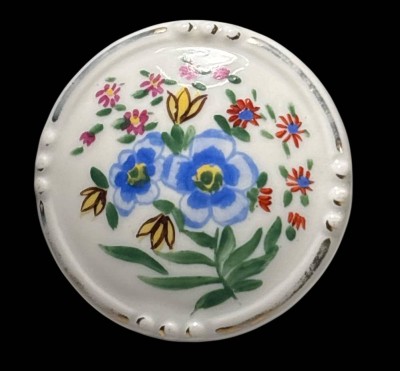 Auktion 369<br>runde Porzellanbrosche 