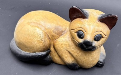 Auktion 369<br>liegende Holzkatze, H-14 cm, L-23 cm [1]