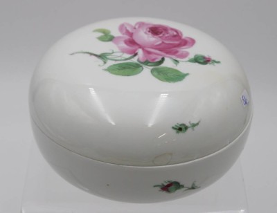 Auktion 369<br>gr. runde Deckeldose, Meissen, Schwertermarke, rote Rose, 2x Schleifstriche, sowie 2 Bestossungen u. kl. Chips, H-8,5cm D-15,5cm. [1]