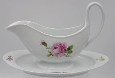 Auktion 369<br>Sauciere, Meissen, Schwertermarke, 1. Wahl, florale Bemalung, Henkel beschädigt, H-16cm L-26cm. [1]