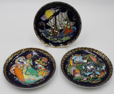 Auktion 369<br>3x kl. Sammelteller, Rosenthal, Sinbad der Seefahrer, Nr. 1, 4 u. 5, je 1x Schleifstrich, ca. D-16,5cm. [1]