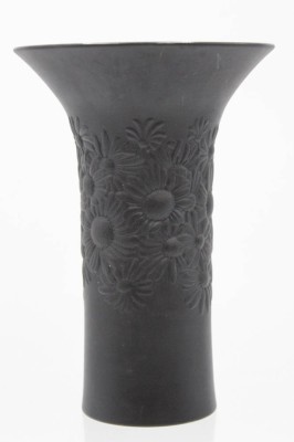 Auktion 369<br>Vase, Rosenthal studio-linie, Porcelaine Noire, florales Reliefdekor, H-16,8cm. [1]