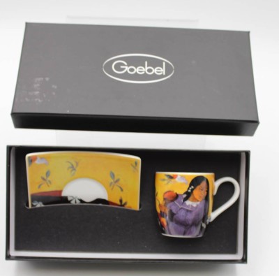 Auktion 369<br>Mokka-Tasse mit U.T., Goebel, Artis Orbis, Frau mit Mango, OVP, ca. H-6cm. [1]