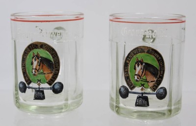 Auktion 369<br>Paar Bierkrüge, älter, Emaillemalerei, beschriftet mit Namen und I. Wr. Athl. Klub der Lohnfuhrwerker, ca. H-12,5cm [1]