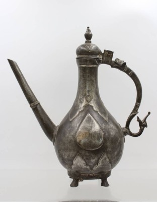 Auktion 369<br>persische Wasserkanne, auch bekannt als Aftaba, wohl 19. Jhd., Metall, ca. H-30cm [1]