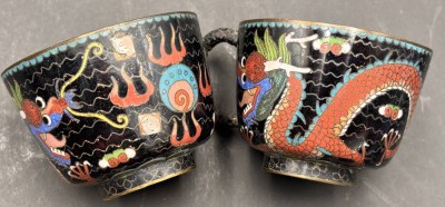 Auktion 369<br>Henkeltasse und Koppchen, Cloisonne mit Altersspuren, China, innen Abplatzer, beide Drachendekor [1]