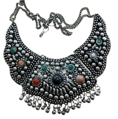 Auktion 369<br>antik anmutende türkische Halskette im Tribal-Stil, die aus gehämmerter Legierung mit kleinen Glöckchen und farbigen Steinen gefertigt ist. ca. 60 gr [1]