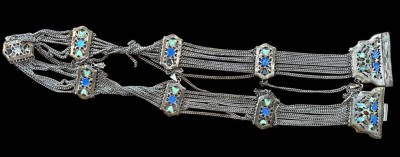 Auktion 369<br>langer versilberter Gürtel mit Emaille, L-98 cm, 2 Stränge lose, Stift fehlt, ein Zwischenstück fehlt Emaille [1]