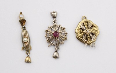 Auktion 369<br>3x div. Goldschließen, 2x 333 (ca. 2,5gr.) und 1x 585 (ca. 1,3gr.), besezt mit Brillant, Rubin und kl. Perlen [1]