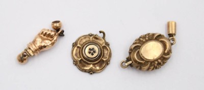 Auktion 369<br>2x antike Kettenschließen sowie 1x Anhänger, Schaumgold, Anhänger beschädigt [1]