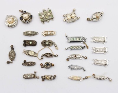 Auktion 369<br>25x div. Silber-Kettenschließen, teilw.Steinbesatz, zus. ca. 29gr. [1]