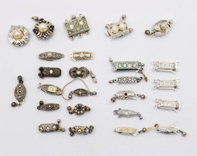 Auktion 369<br>25x div. Silber-Kettenschließen, teilw.Steinbesatz, zus. ca. 29gr. [1]