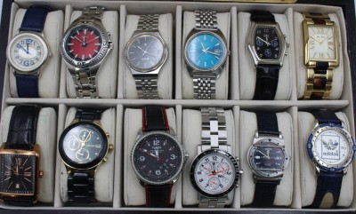 Auktion 369<br>Kasten mit 12 div. Armbanduhren, u.a. Adidas, DKNY, Fossil, Joop etc., Ouarzwerke, 1x Citizen Automatic (läuft) [1]