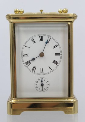 Auktion 369<br>französische Reiseuhr, Messinggehäuse, optisch sehr guter Zustand, Werk steht, es scheint verharzt zu sein, ca. H-14,3cm B-9,8cm [1]