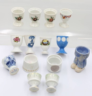 Auktion 369<br>14x div. Eierbecher, teilw. älter, Keramik/Porzellan, 1x bestossen, Altersspuren [1]