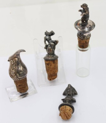 Auktion 369<br>3x Korkenhalter, figürlich, sowie 1x Flaschengießer, ca. L-8cm [1]