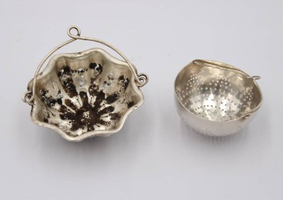 Auktion 369<br>2x div. Teesiebe, Silber (gepr.), zus. ca. 34,4gr., ca. D-6cm D-4,5cm [1]