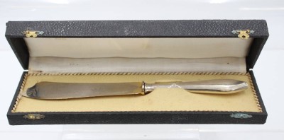 Auktion 369<br>Tortenmesser um 1910,800er Silbergriff, in Kasten, ca. L-27cm [1]