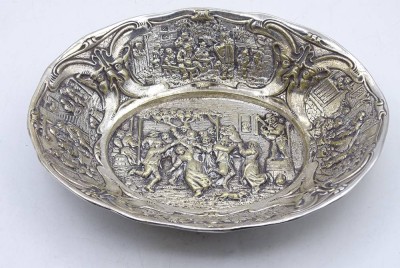 Auktion 369<br>versilberte Schale mit Tanzszene, 16x13cm [1]