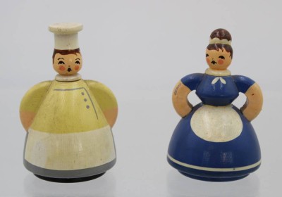 Auktion 369<br>Paar Streuer, Bäcker und seine Frau, wohl Erzgebirge, älter, ca. H-6,5cm [1]