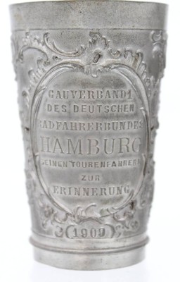 Auktion 369<br>Zinnbescher, Hamburger Radfahrerverband, datiert 1909, ca. H-9cm [1]
