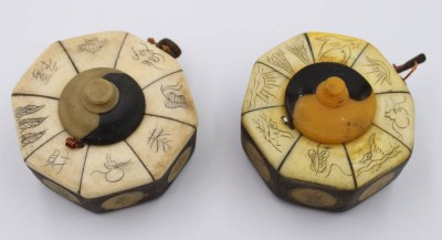 Auktion 369<br>2x  Opium-Dosen, China, wohl Bein, älter, je ca. H-3,5cm D-6,5cm [1]