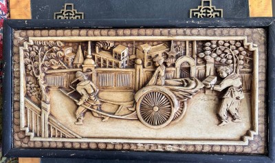 Auktion 369<br>chines. Holzbild , Rikscha, Altersspuren, 24x43 cm, Messing-Halter [1]