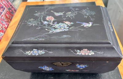 Auktion 369<br>Lack-Nähkasten mit floralen Dekor, oberes Einsatz mit Einteilung, etwas Inhalt, Deckel mit  Perlmutteinlagen, Vögel auf Zweigen, H-13 cm, 24x18 cm [1]