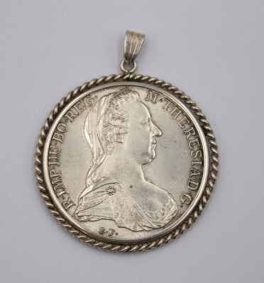 Auktion 369<br>Maria Theresien Thaler - Anhänger, Silberfassung, zus. ca. 33,5gr., D-4,6cm [1]