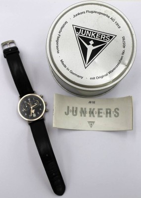 Auktion 369<br>Armbanduhr, Junkers,  aus der „Fliegerserie“, Quartzwerk nicht geprüft, ca. D-3,5cm, anbei orig. Box [1]