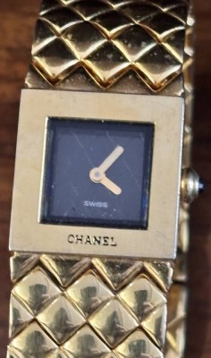 Auktion 369<br>DAU Chanel Matelassé , vergoldet, orig. Band, Quartz, Saphir als Aufzugskrone [1]
