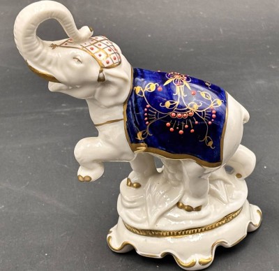 Auktion 369<br>ZIRKUS-ELEFANT POauf Podest, RUDOLF KÄMMER RUDOLSTADT VOLKSTED , blau/gold/weiss, H-14 cm, Handbemalt [1]