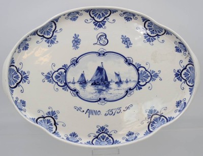 Auktion 369<br>Servierplatte, De Koninklijke Porceleyne Fles, Delft, ca. 36 x 25,5cm [1]