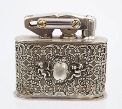 Auktion 369<br>Tischfeuerzeug, Karl Wieden,  aufwendig verzierte Hülle aus 835er Silber, komplett 300gr., H-7,5cm B-8,5cm [1]
