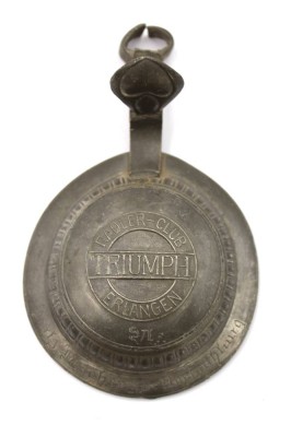 Auktion 369<br>Zinndeckel, Radler-Club Triumph Erlangen, Namensgravur, ca. D-9cm [1]