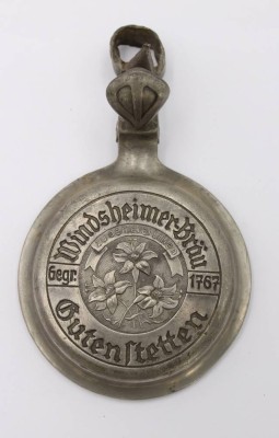 Auktion 369<br>Zinndeckel, Windsheimer Bräu Zu den drei Lilien, ca. D- 8,5cm [1]