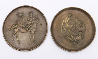 Auktion 369<br>2x div. Bronze-Platten mit Reliefdekoren, ca. D-10,5cm [1]