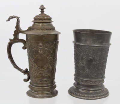 Auktion 369<br>Zinnbecher und Zinnkrug, je reliefiert, älter, ca. H-18,5cm [1]