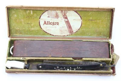 Auktion 369<br>Rasiermesser um 1900, Perlmutteinlagen, sowie Streichleder, Karton mit starken Altersspuren, ca. L-zusammengekl. 13,5cm [1]