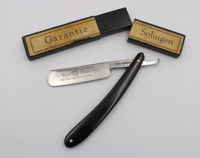 Auktion 369<br>altes Rasiermesser, The Royal Crown Razor, zusammengkl. L-15cm [1]