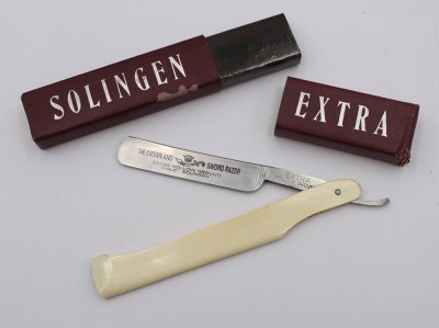 Auktion 369<br>antikes Rasiermesser, The Crown and Sword Razor, Solingen, zusammengekl, ca. L-14cm [1]