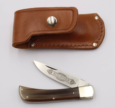 Auktion 369<br>Taschenmesser mit Lederetui, Hammer & Schlege, Horngriff, zusammengekl, ca. L-10cm [1]