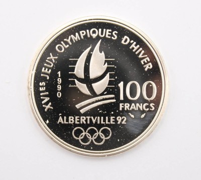 Auktion 369<br>französische Gedenkmünze, 100 Francs,  Olympische Winterspiele 1992 in Albertvill, 900er Silber, ca. 22gr., D-3,8cm [1]