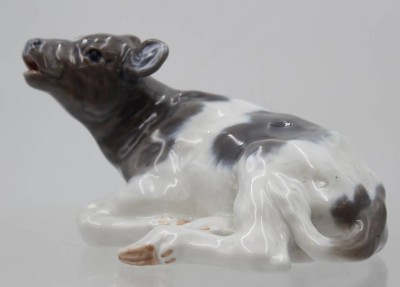 Auktion 369<br>liegendes Kalb, Royal Copenhagen, Entw. Christian Thomsen, Modellnr. 1072, H-9,5 cm, L-16 cm [1]